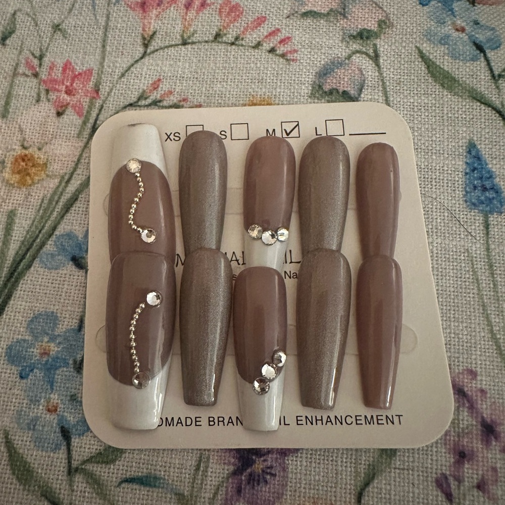 Elegant Brown Press-On Nails with Rhinestones